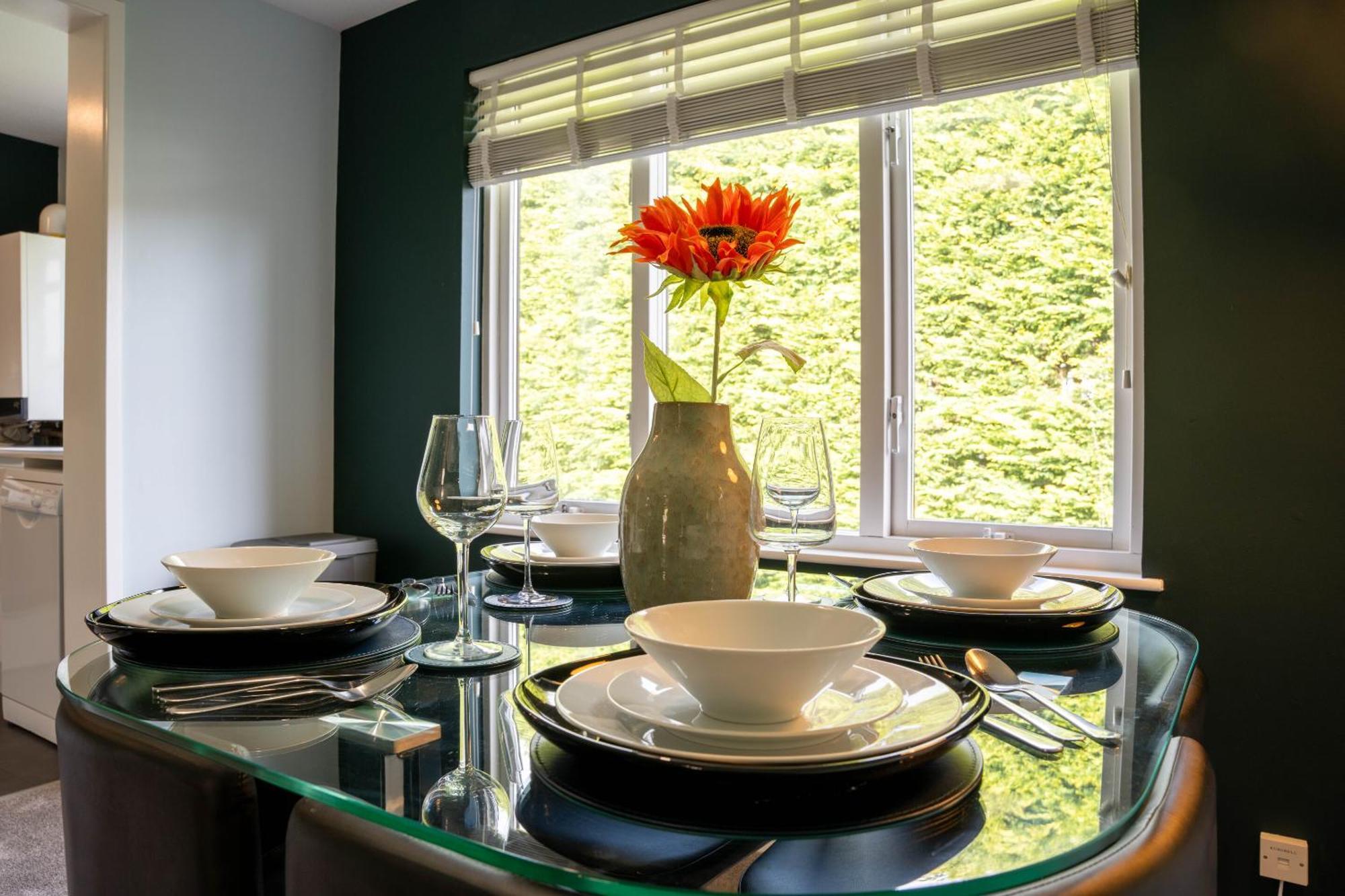 Park View- 2 Bed Apartment Close To East Surrey Hospital Salfords Exteriér fotografie